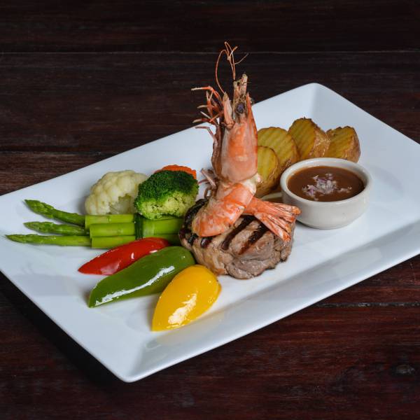 Enjoy international gastronomy Phangan Bayshore Resort & Spa Surat Thani, Koh Phangan
